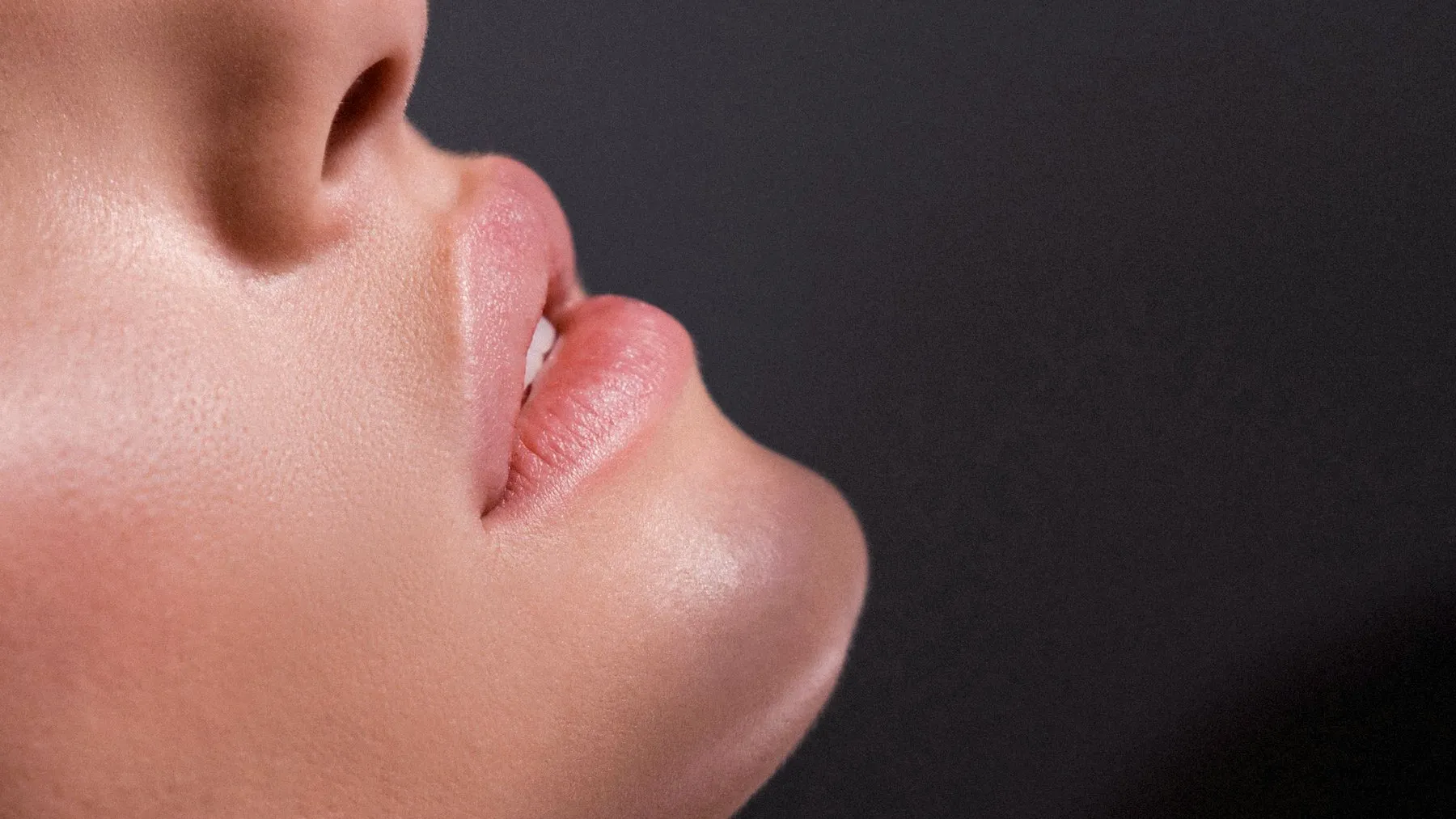 Profil einer Frau mit Kinn- und Halskontur – Motiv für Endolaserlift und Radiofrequenz-Mikroneedling bei DocEsthetics Köln